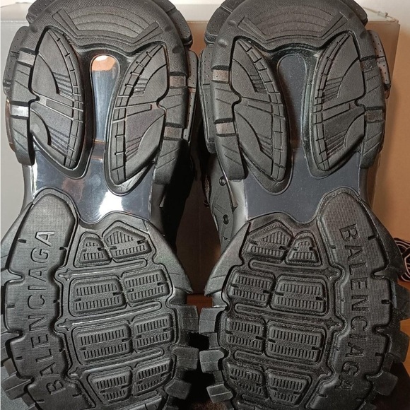 I’m selling these black Balenciagags for very cheap because I grew out of them - Picture 2 of 6